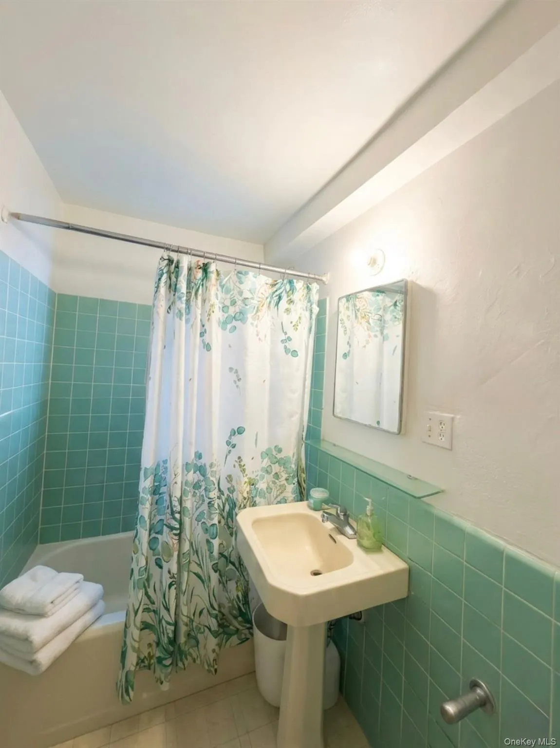 1604 Metropolitan Avenue, New York, NY, 2 Bedrooms Bedrooms, 3 Rooms Rooms,1 BathroomBathrooms,Residential,For Rent,Metropolitan,0,KEY993881 1604 Metropolitan Avenue, New York, NY, 2 Bedrooms Bedrooms, 3 Rooms Rooms,1 BathroomBathrooms,Residential,For Rent,Metropolitan,0,KEY993881