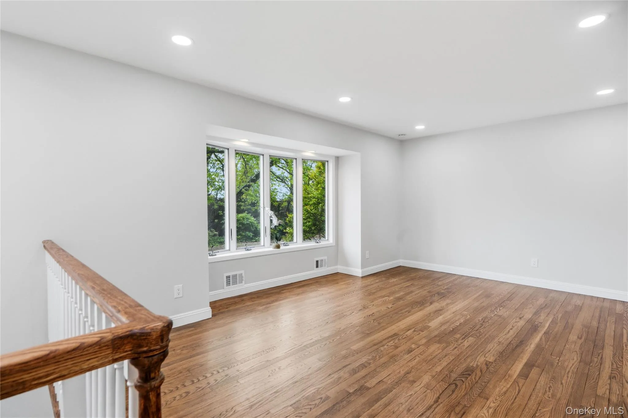 Large Living Room w/ White Oak Floors and High hats Large Living Room w/ White Oak Floors and High hats