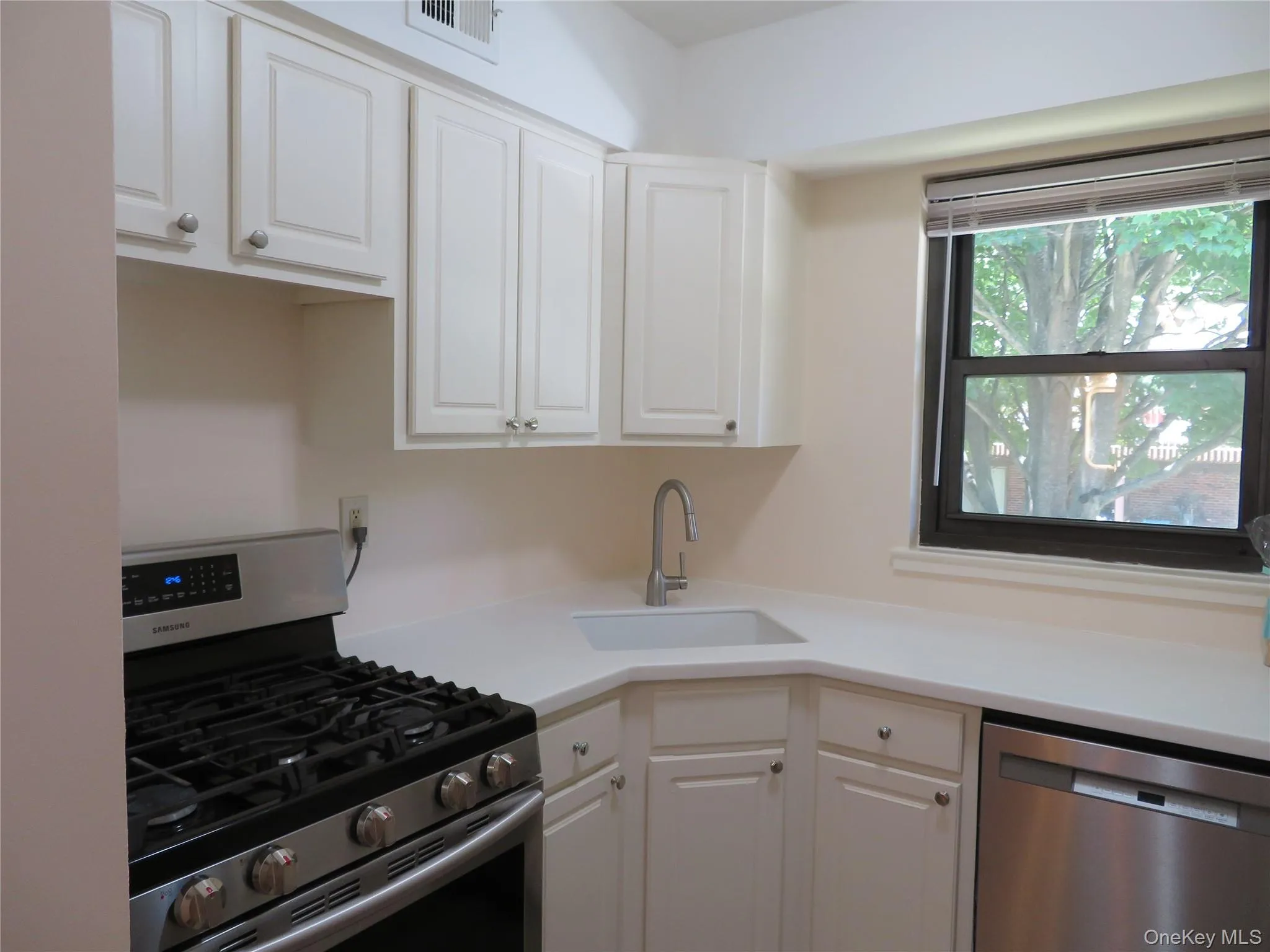 129 Bailey Court, Brookhaven, NY, 1 Bedroom Bedrooms, 4 Rooms Rooms,1 BathroomBathrooms,Residential,For Rent,Bailey,0,KEY993971 129 Bailey Court, Brookhaven, NY, 1 Bedroom Bedrooms, 4 Rooms Rooms,1 BathroomBathrooms,Residential,For Rent,Bailey,0,KEY993971