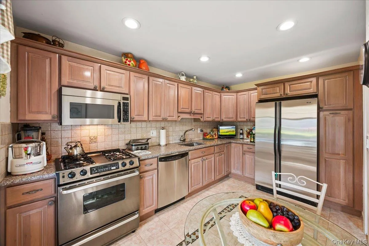 1161 Webster Avenue, New Rochelle, NY, 3 Bedrooms Bedrooms, 6 Rooms Rooms,1 BathroomBathrooms,Residential,For Rent,Webster,0,994014 1161 Webster Avenue, New Rochelle, NY, 3 Bedrooms Bedrooms, 6 Rooms Rooms,1 BathroomBathrooms,Residential,For Rent,Webster,0,994014