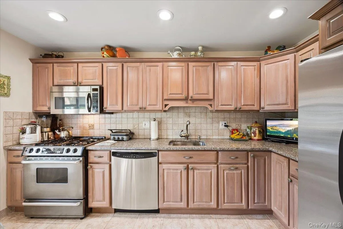 1161 Webster Avenue, New Rochelle, NY, 3 Bedrooms Bedrooms, 6 Rooms Rooms,1 BathroomBathrooms,Residential,For Rent,Webster,0,994014 1161 Webster Avenue, New Rochelle, NY, 3 Bedrooms Bedrooms, 6 Rooms Rooms,1 BathroomBathrooms,Residential,For Rent,Webster,0,994014