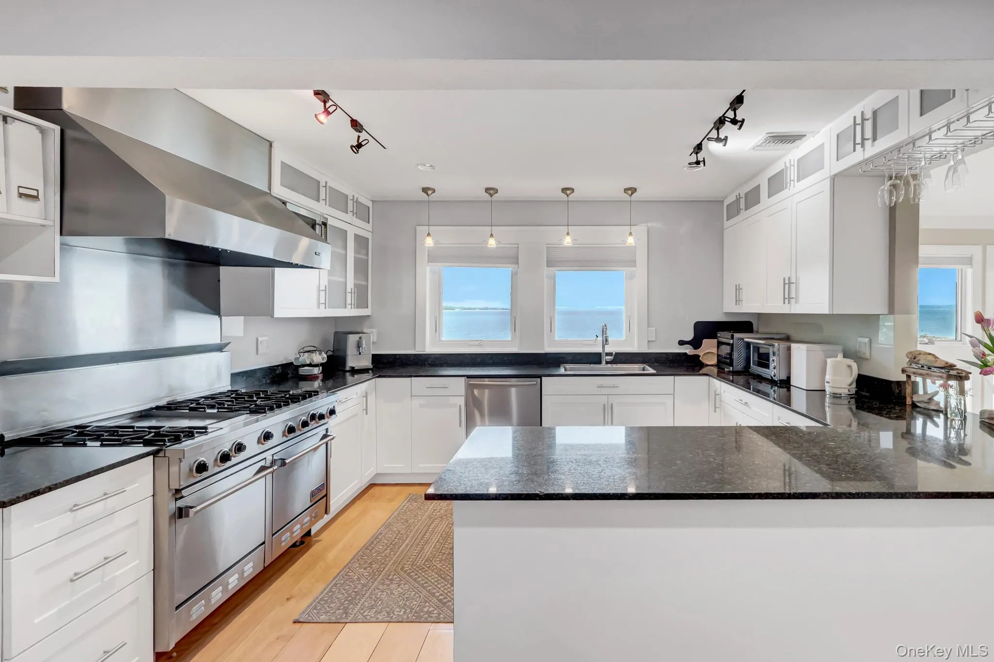 Eat in Kitchen w/ gas cooking and views! Eat in Kitchen w/ gas cooking and views!