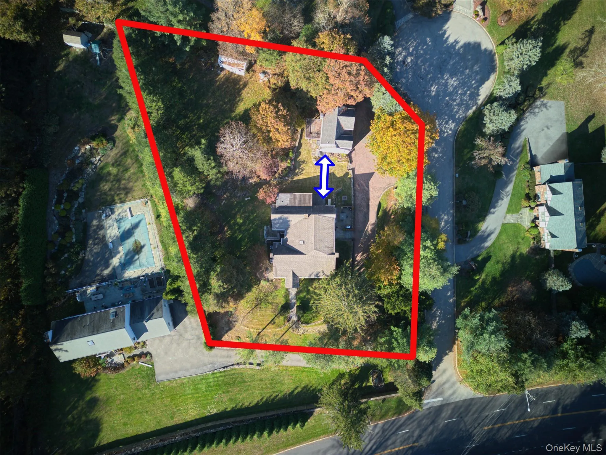 Large Drone View of Property Showing both Main House and Cottage Large Drone View of Property Showing both Main House and Cottage