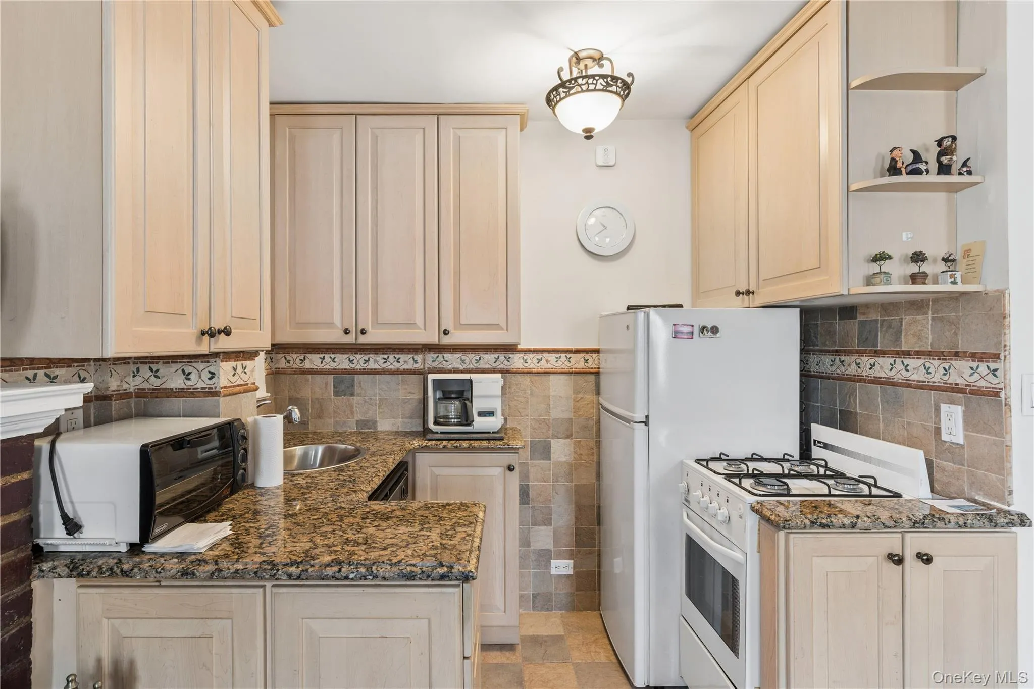 150 Burns Street, New York, NY, 1 Bedroom Bedrooms, 3 Rooms Rooms,1 BathroomBathrooms,Residential Sale,For Rent,Burns,0,994168 150 Burns Street, New York, NY, 1 Bedroom Bedrooms, 3 Rooms Rooms,1 BathroomBathrooms,Residential Sale,For Rent,Burns,0,994168