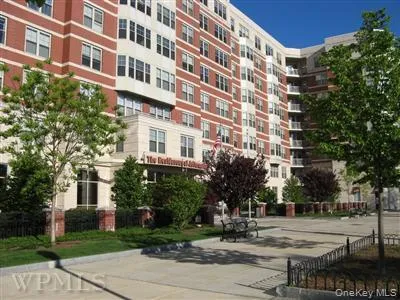 A wonderful luxury residence in the heart of the city has lovely landscaping and welcoming outdoor seating. A wonderful luxury residence in the heart of the city has lovely landscaping and welcoming outdoor seating.
