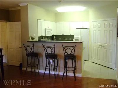 Breakfast bar offers exceptional entertaining and dining alternative to the dining area. Breakfast bar offers exceptional entertaining and dining alternative to the dining area.