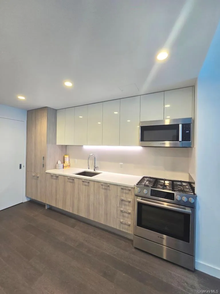 131-05 40th Road, New York, NY, 1 Bedroom Bedrooms, 3 Rooms Rooms,1 BathroomBathrooms,Residential Lease,For Rent,40th,0,994322 131-05 40th Road, New York, NY, 1 Bedroom Bedrooms, 3 Rooms Rooms,1 BathroomBathrooms,Residential Lease,For Rent,40th,0,994322