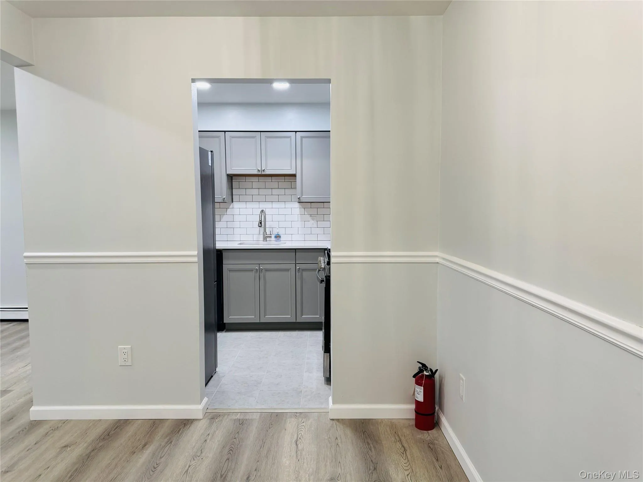 Entryway from dining area to kitchen. Entryway from dining area to kitchen.