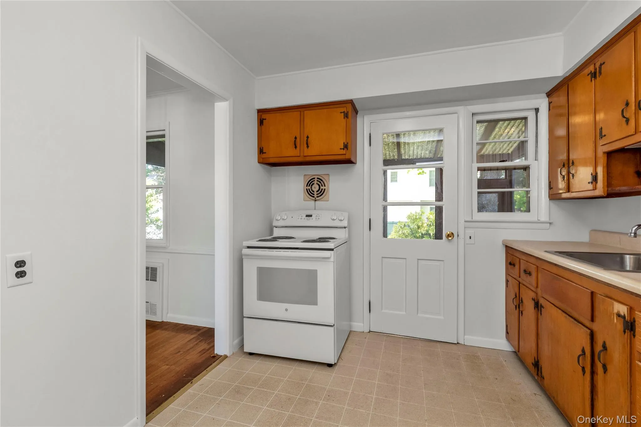 65 Grant Avenue, North Hempstead, NY, 4 Bedrooms Bedrooms, 7 Rooms Rooms,1 BathroomBathrooms,Residential,For Rent,Grant,0,994372 65 Grant Avenue, North Hempstead, NY, 4 Bedrooms Bedrooms, 7 Rooms Rooms,1 BathroomBathrooms,Residential,For Rent,Grant,0,994372