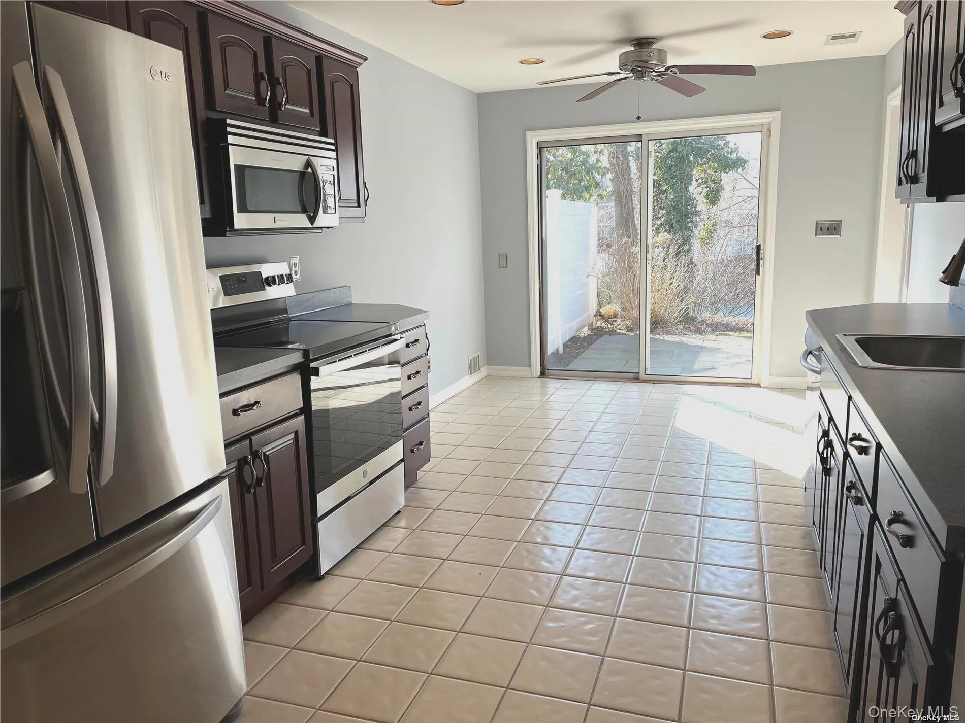 Large Eat-in-Kitchen Large Eat-in-Kitchen