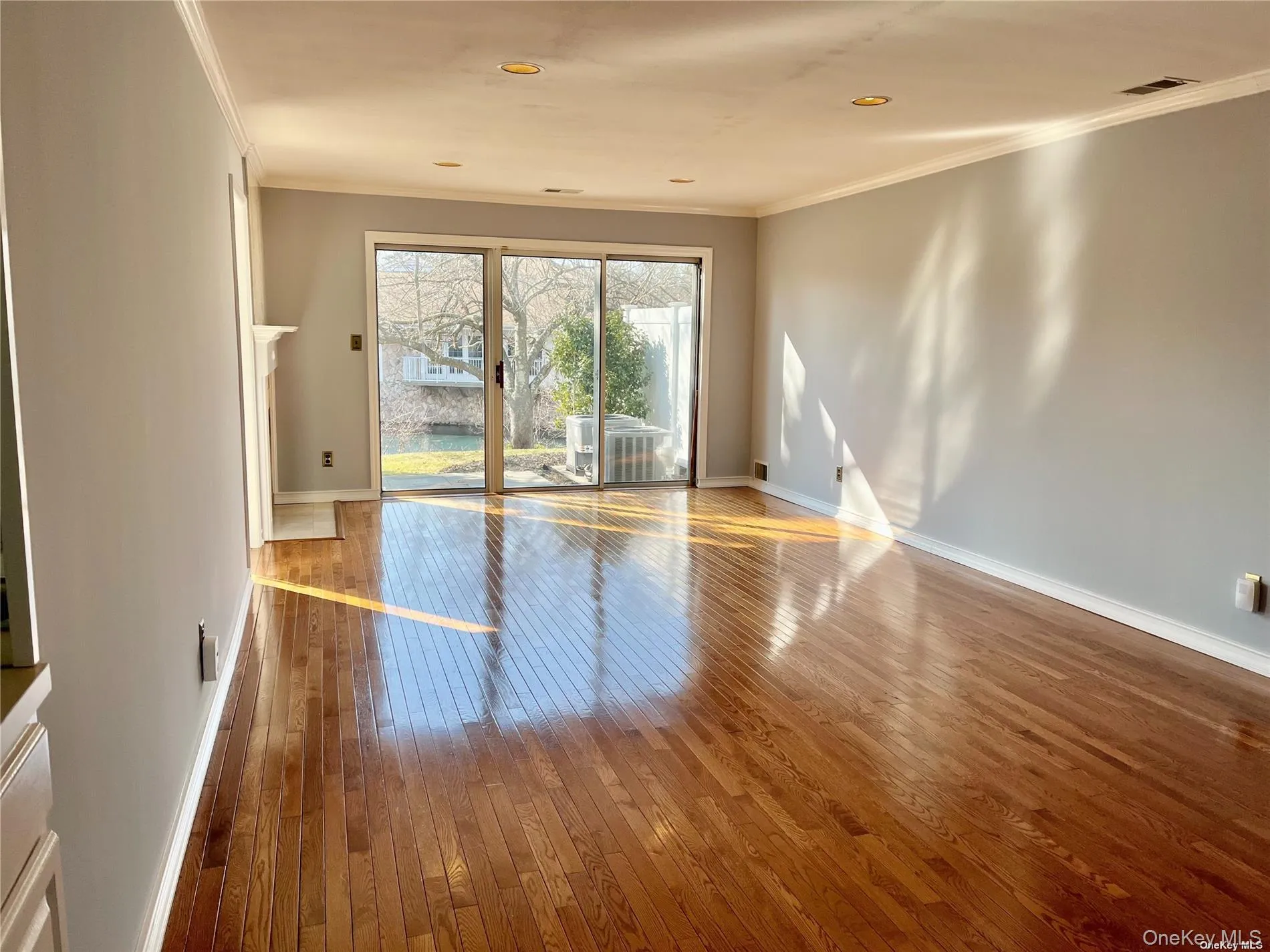 Oversized Living Room/Dining Room Oversized Living Room/Dining Room