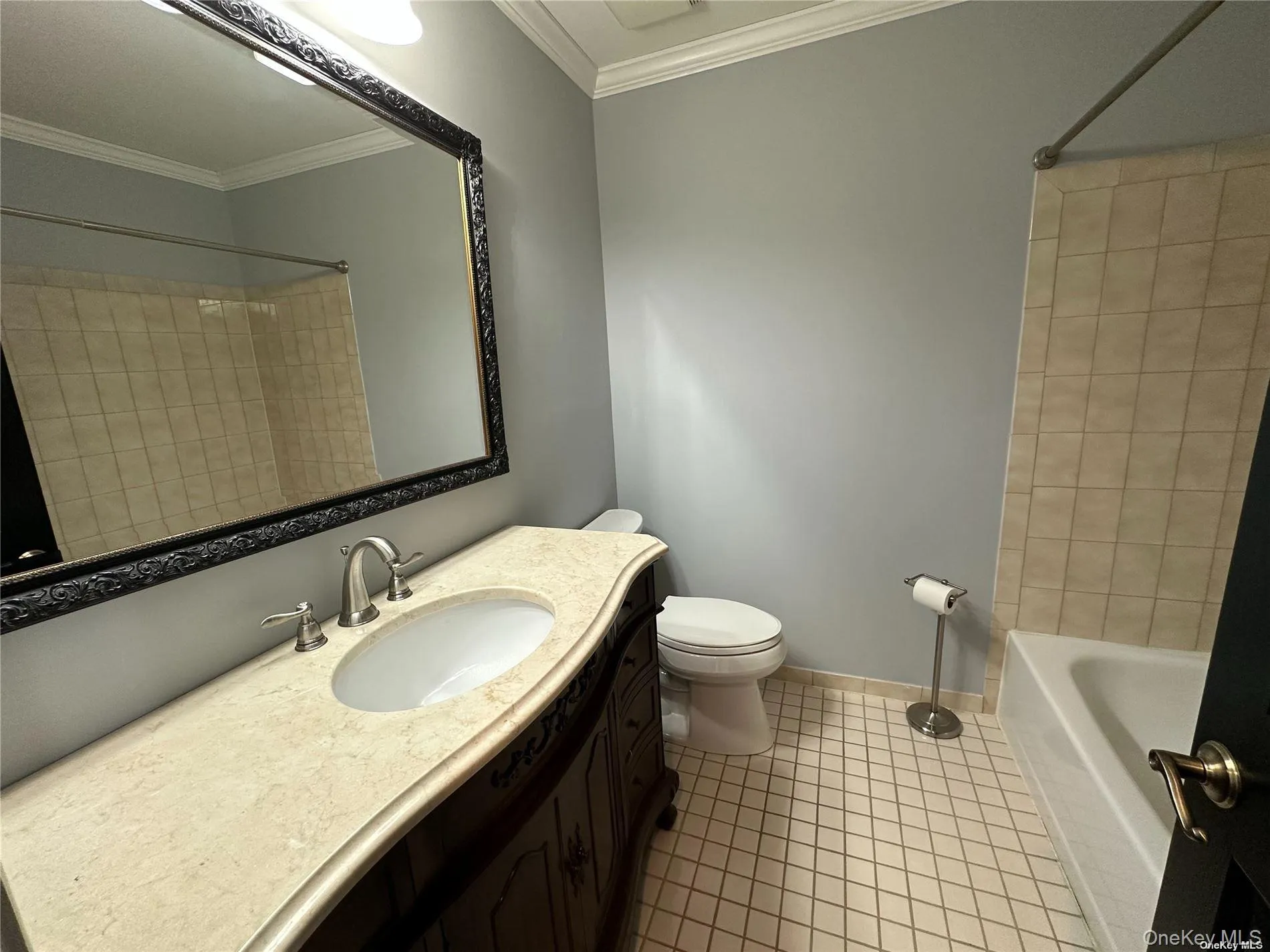 Full Bathroom (Hallway) Full Bathroom (Hallway)