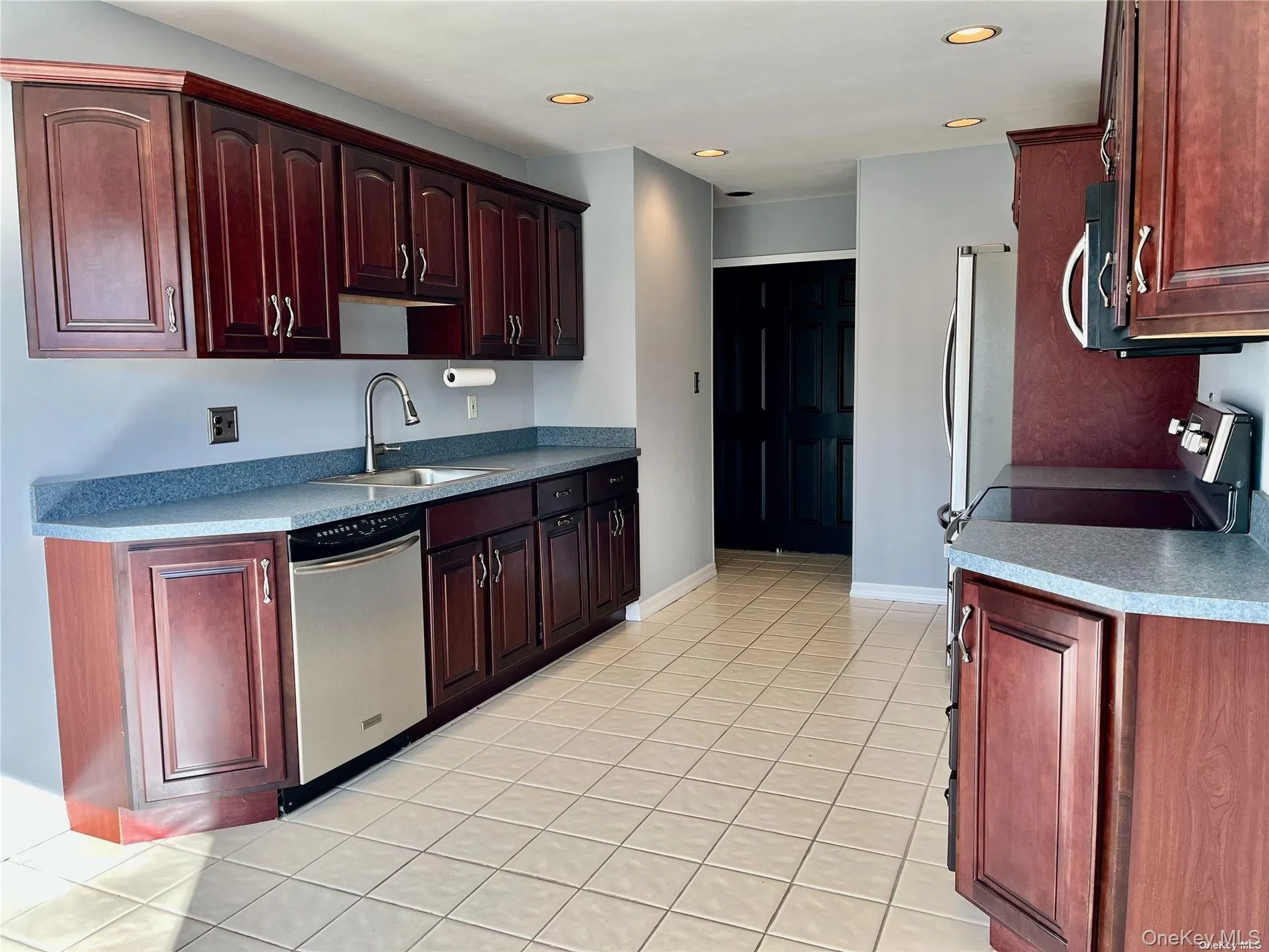 Large Eat-In-Kitchen Large Eat-In-Kitchen