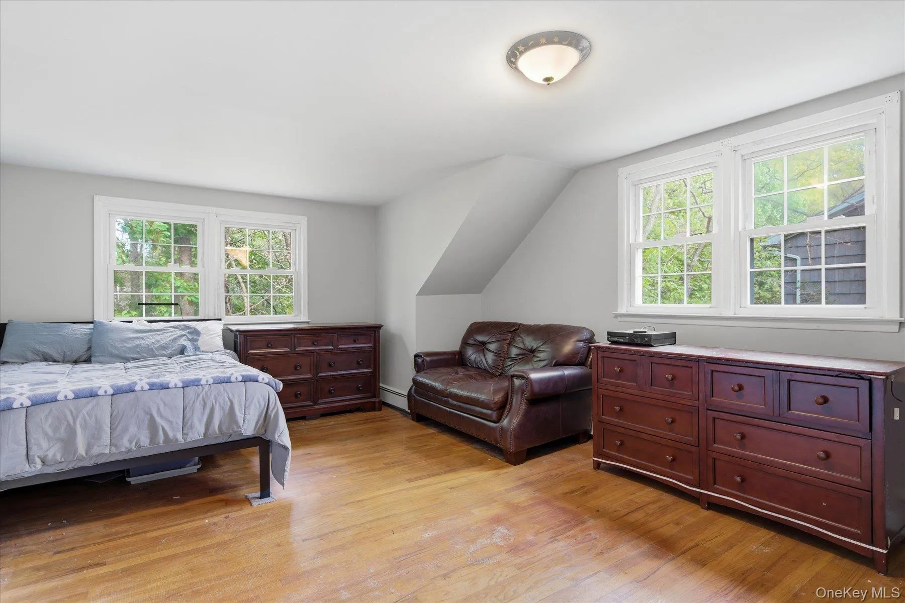 2nd Floor Spacious beddroom 2nd Floor Spacious beddroom