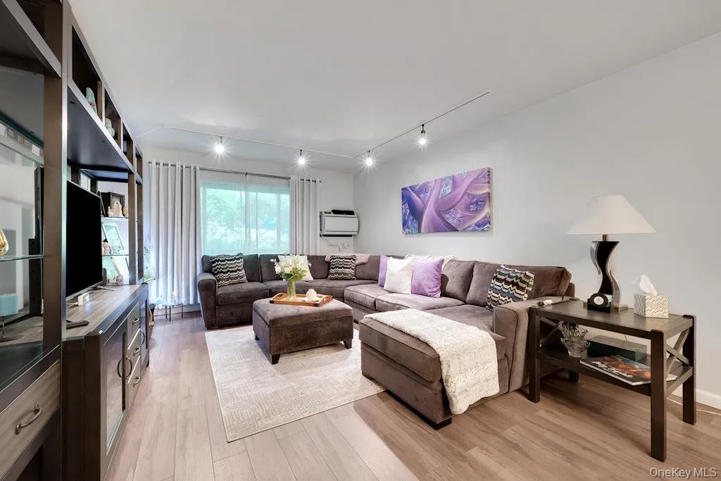117 De Haven Drive, Yonkers, NY, 3 Bedrooms Bedrooms, 6 Rooms Rooms,2 BathroomsBathrooms,Residential,For Rent,De Haven,0,994508 117 De Haven Drive, Yonkers, NY, 3 Bedrooms Bedrooms, 6 Rooms Rooms,2 BathroomsBathrooms,Residential,For Rent,De Haven,0,994508