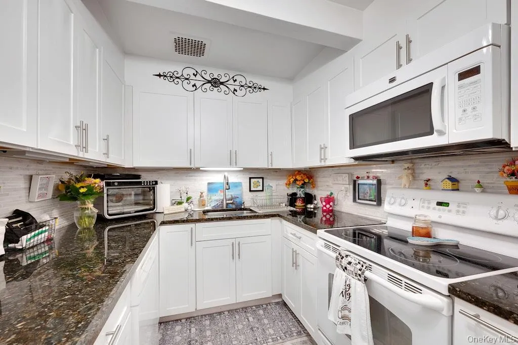 117 De Haven Drive, Yonkers, NY, 3 Bedrooms Bedrooms, 6 Rooms Rooms,2 BathroomsBathrooms,Residential,For Rent,De Haven,0,994508 117 De Haven Drive, Yonkers, NY, 3 Bedrooms Bedrooms, 6 Rooms Rooms,2 BathroomsBathrooms,Residential,For Rent,De Haven,0,994508
