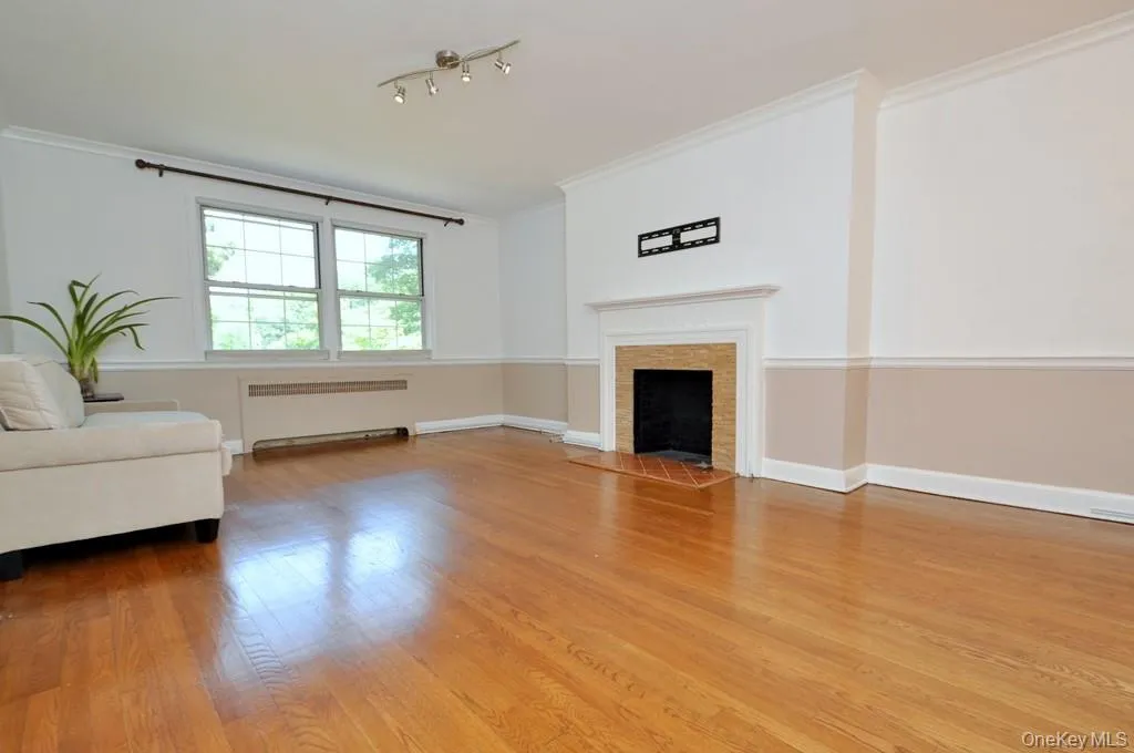 Living RoomFireplace: wood burning f/plc Living RoomFireplace: wood burning f/plc