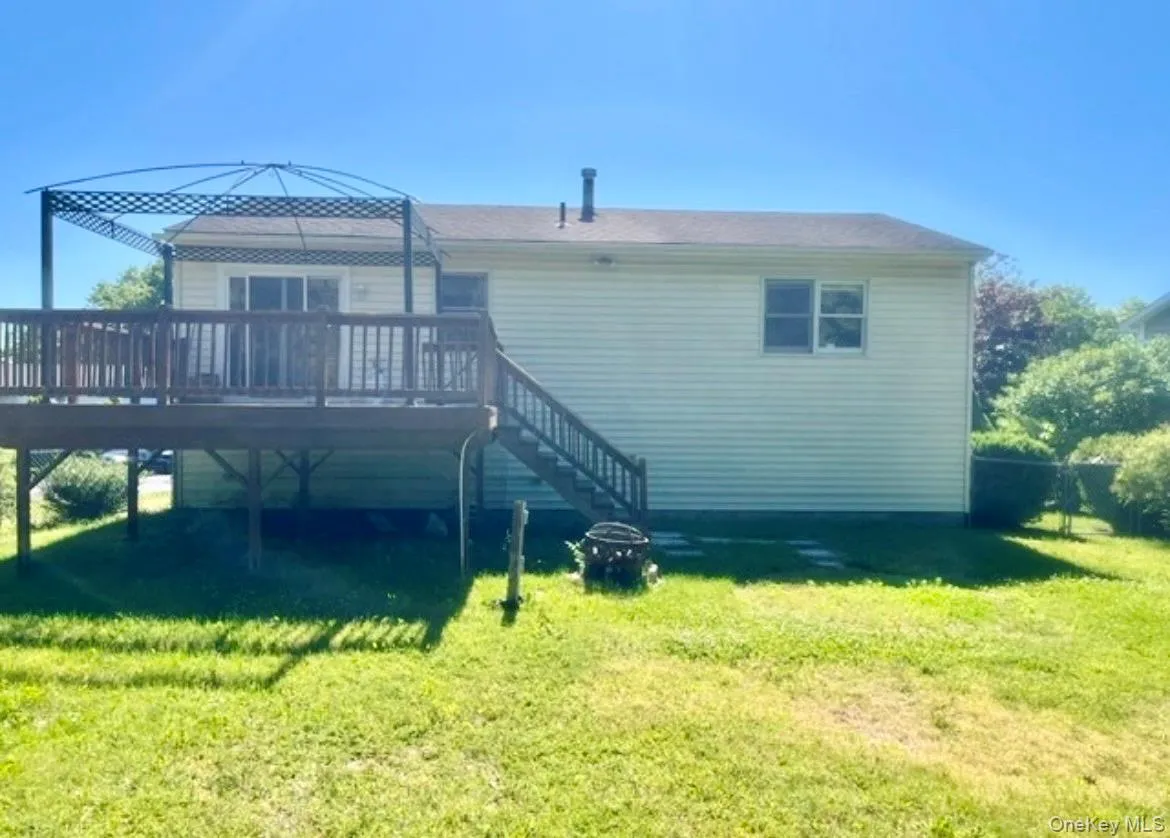 Beautiful level fenced in back yard with gate! Beautiful level fenced in back yard with gate!