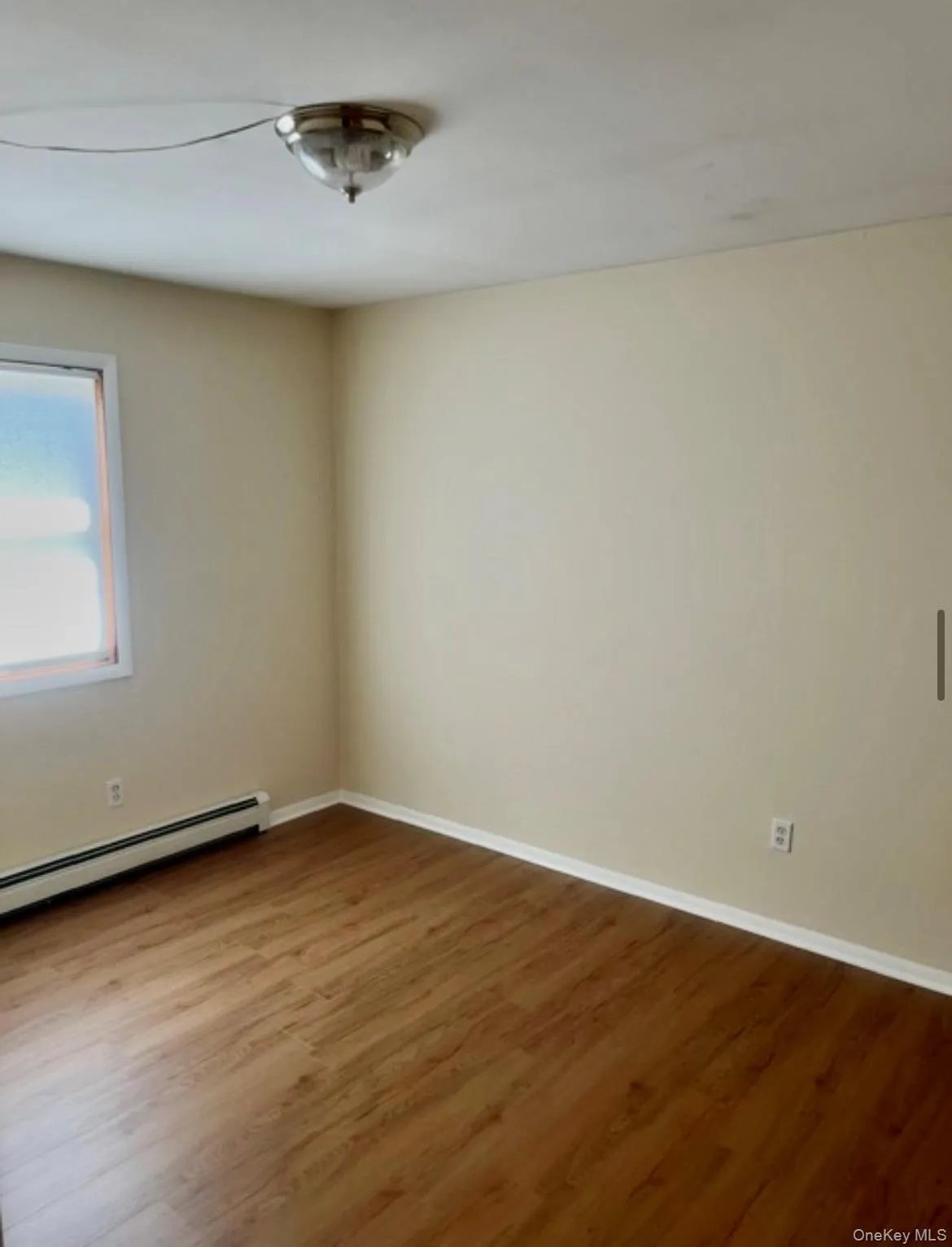 Plenty of light front bedroom Plenty of light front bedroom