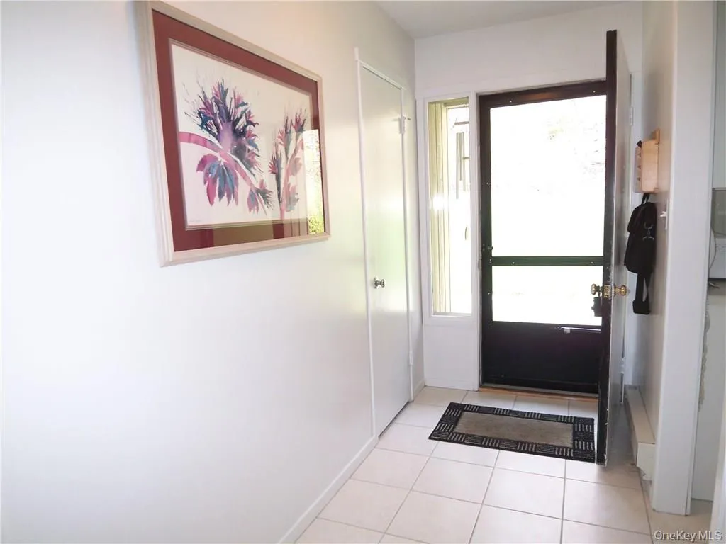 Entry w/Closet Entry w/Closet