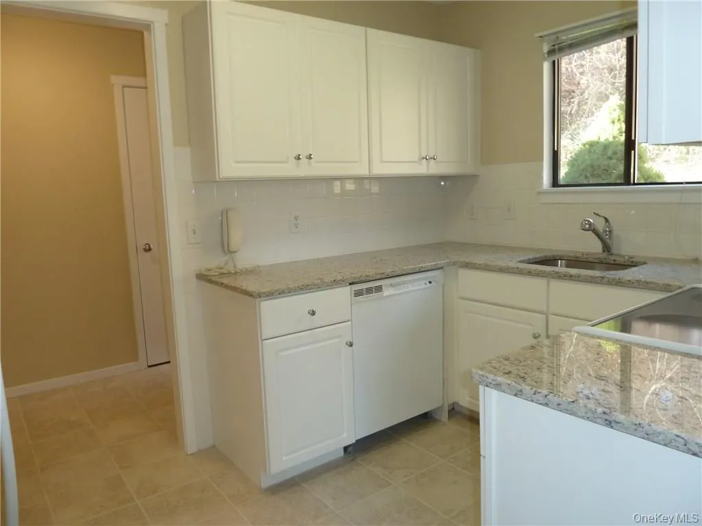 Nice Updated Kitchen w/Dishwasher Nice Updated Kitchen w/Dishwasher