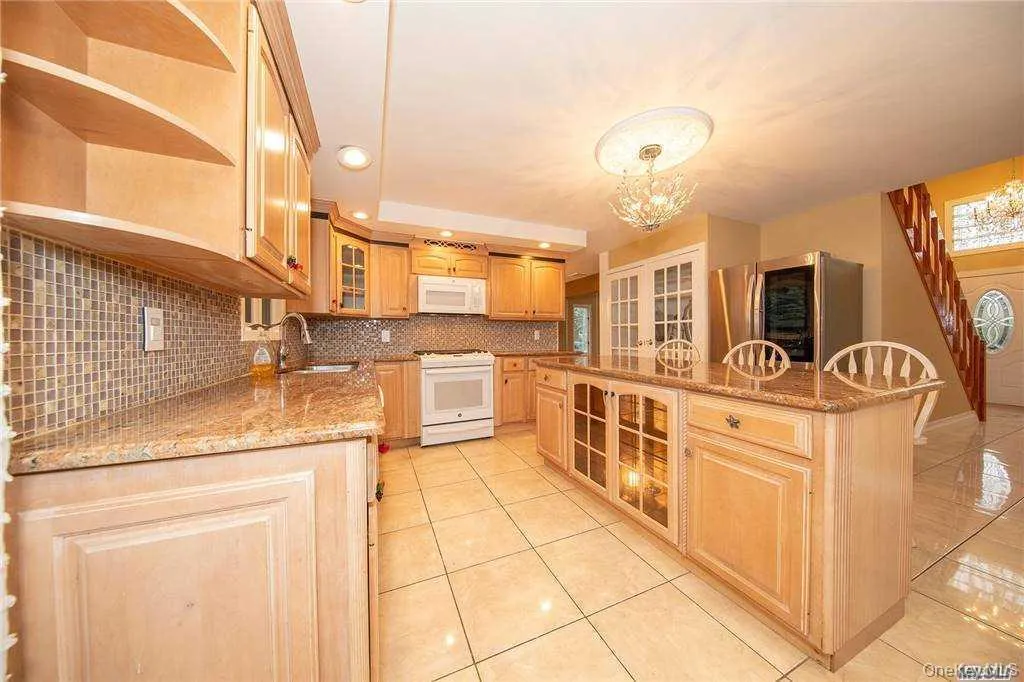 Beautiful kitchen cabinets, large center island, granite counter tops. Beautiful kitchen cabinets, large center island, granite counter tops.