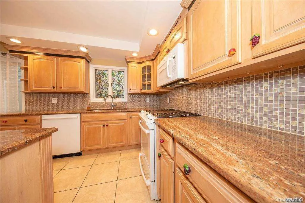 Granite counter tops, Dishwasher, stove and oven, microwave, tile backsplash, tile flooring. Granite counter tops, Dishwasher, stove and oven, microwave, tile backsplash, tile flooring.