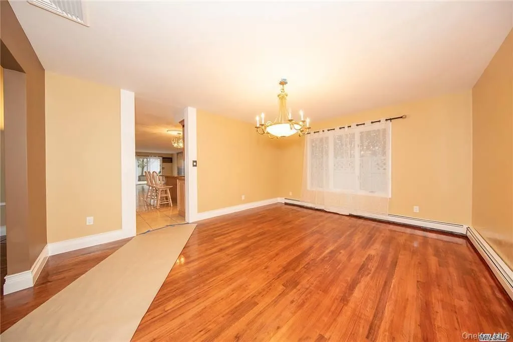 Gleaming hardwood floors, large and roomy Gleaming hardwood floors, large and roomy