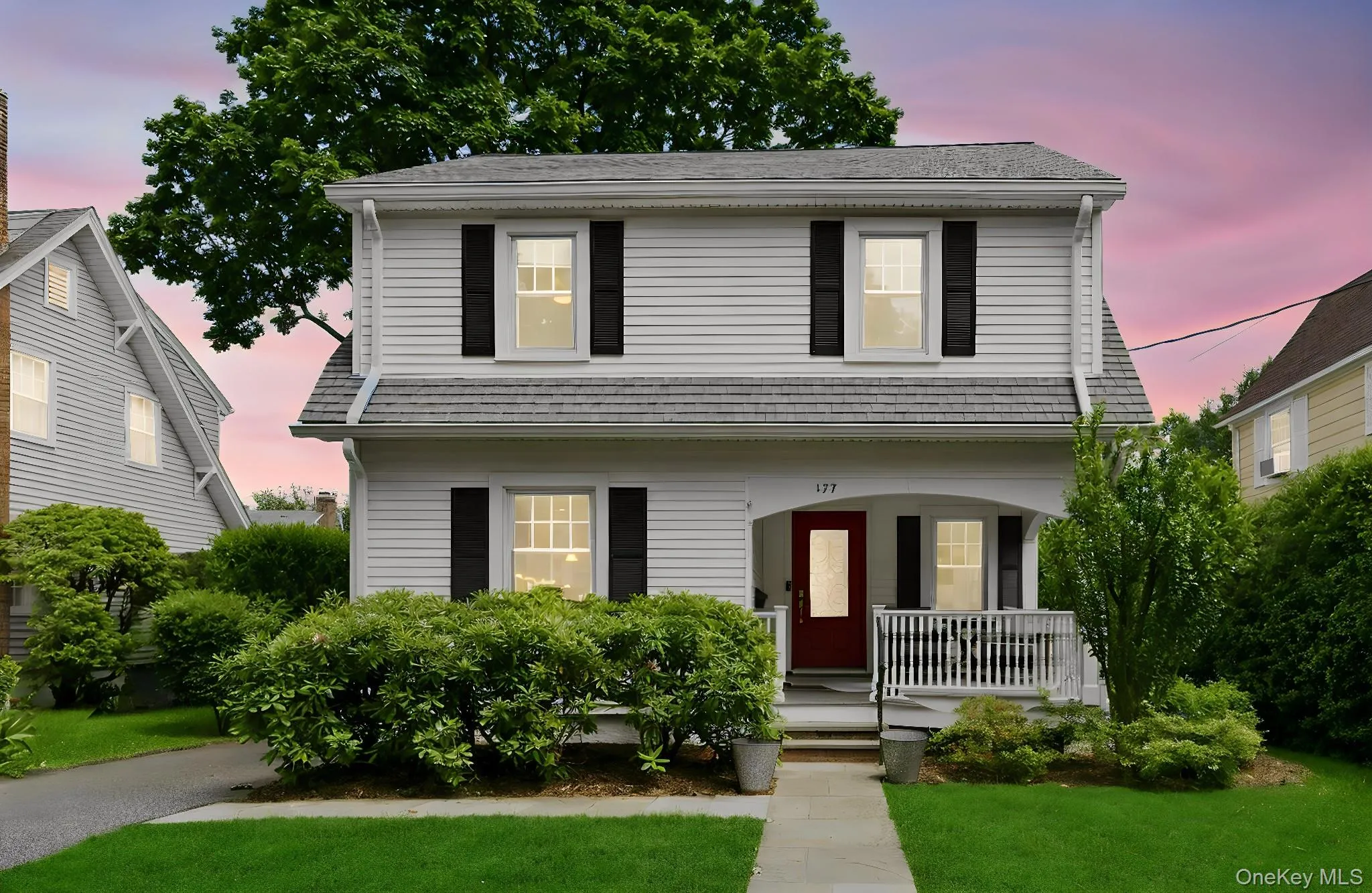 Bathed in the golden hues of twilight, this exceptional residence offers an unforgettable first impression. Bathed in the golden hues of twilight, this exceptional residence offers an unforgettable first impression.