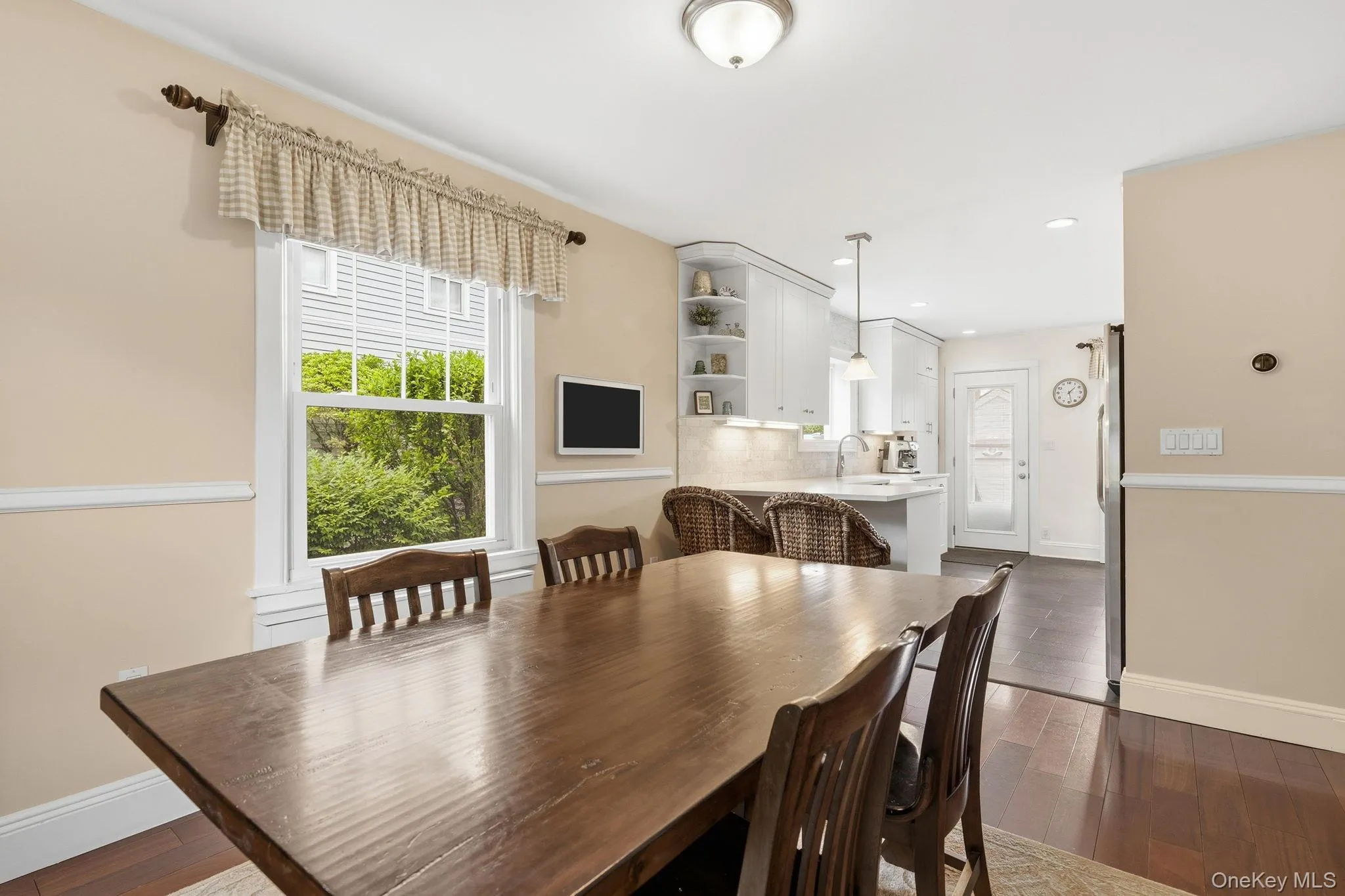 Gather, dine, and connect in a space designed for easy flow and everyday living. Gather, dine, and connect in a space designed for easy flow and everyday living.