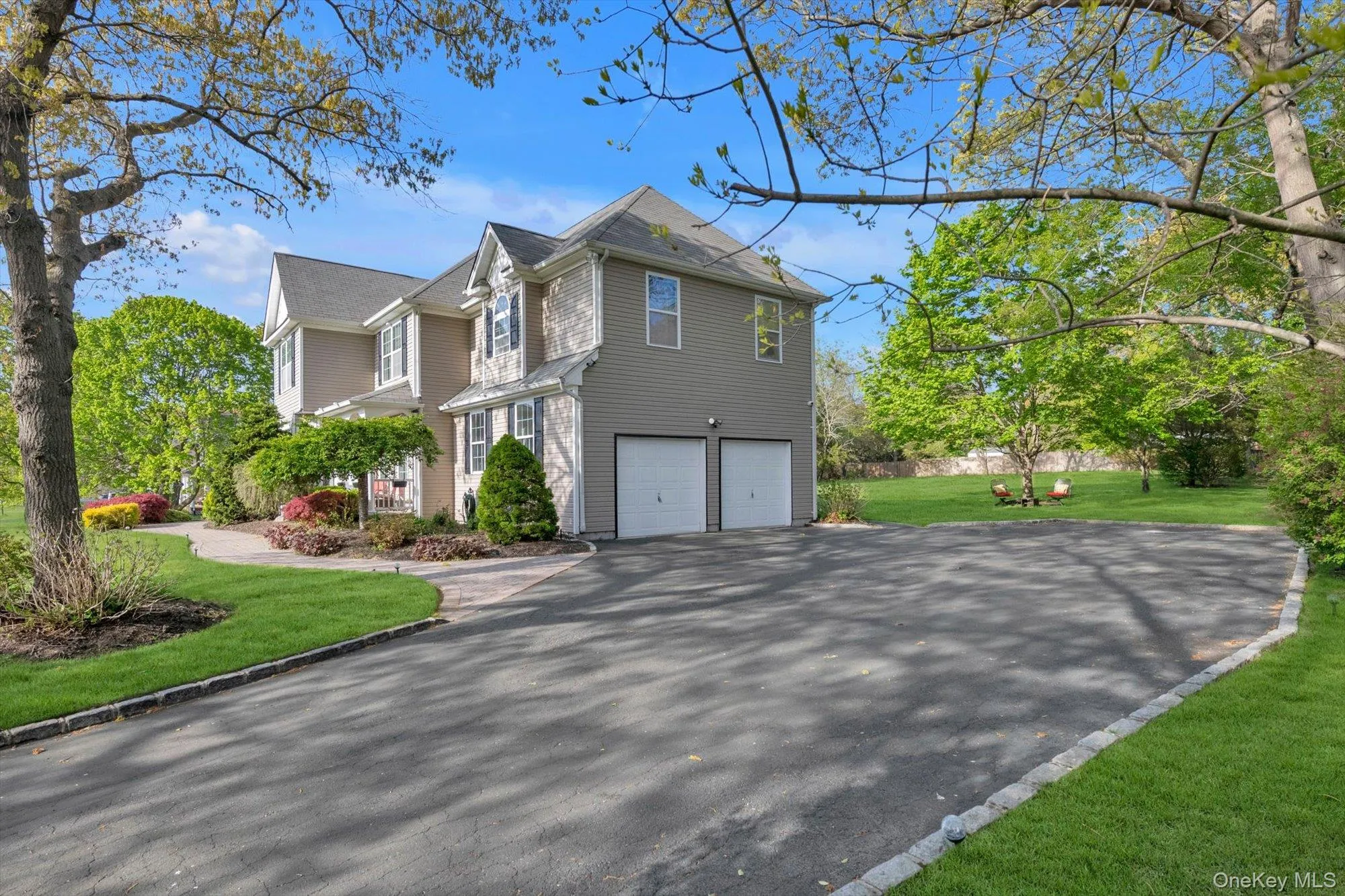 2 Car Garage, Extra Wide Driveway for Extra Parking Area 2 Car Garage, Extra Wide Driveway for Extra Parking Area
