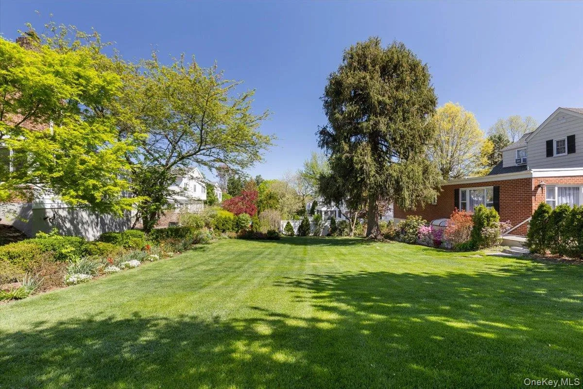 Stunning level yard with seasonal landscaping Stunning level yard with seasonal landscaping
