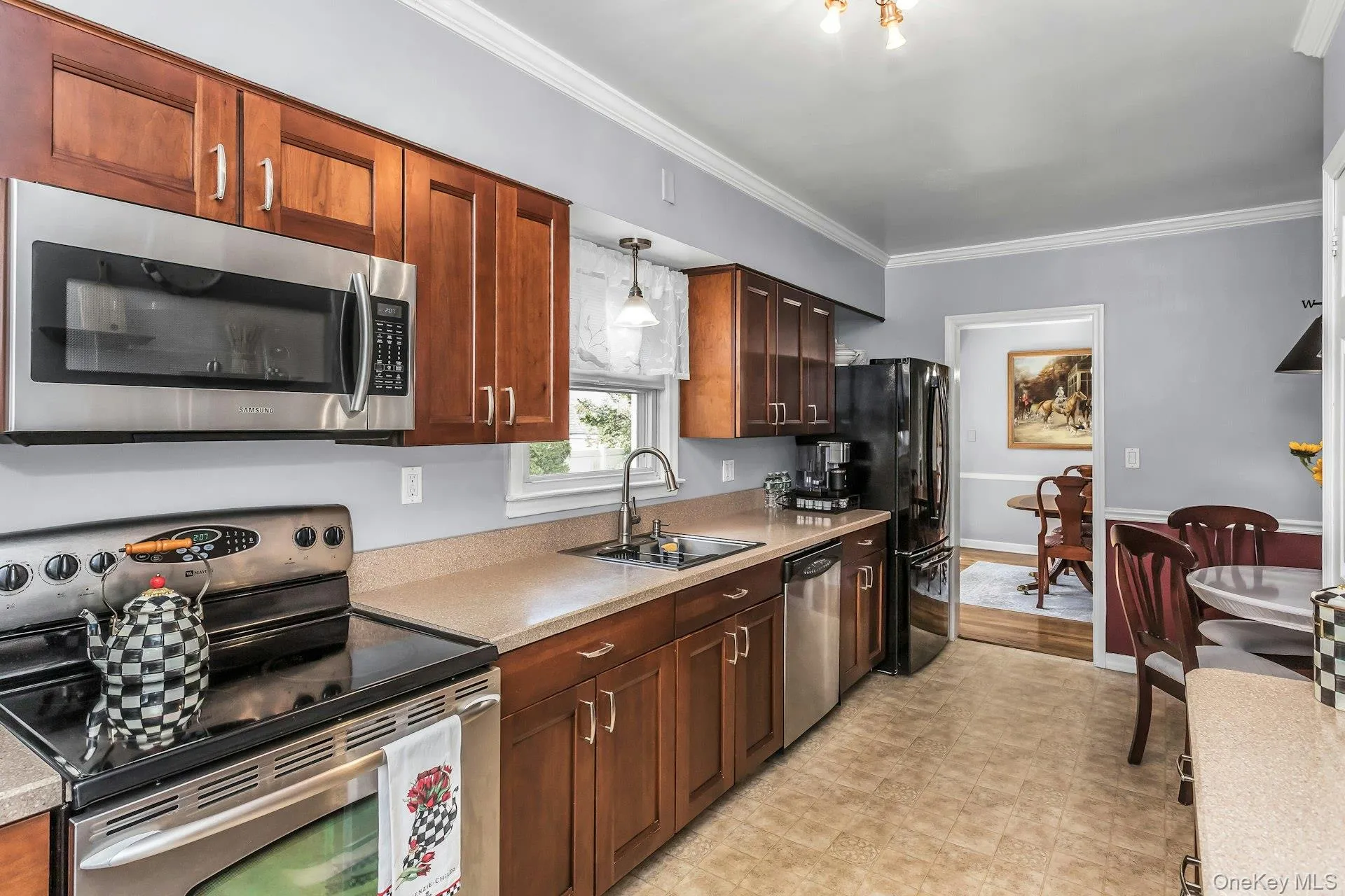 Eat-in-kitchen Eat-in-kitchen