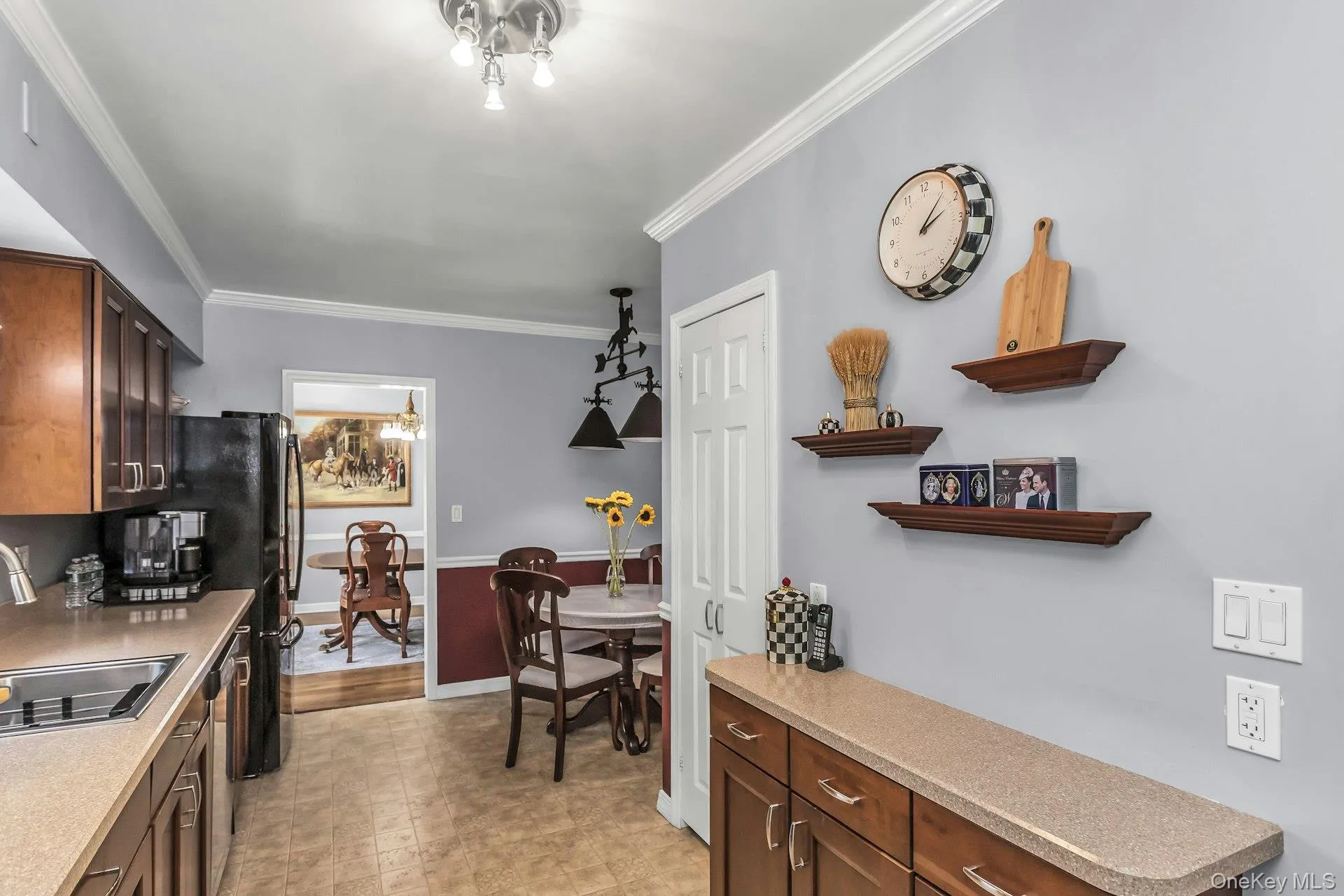 Eat-in-kitchen Eat-in-kitchen