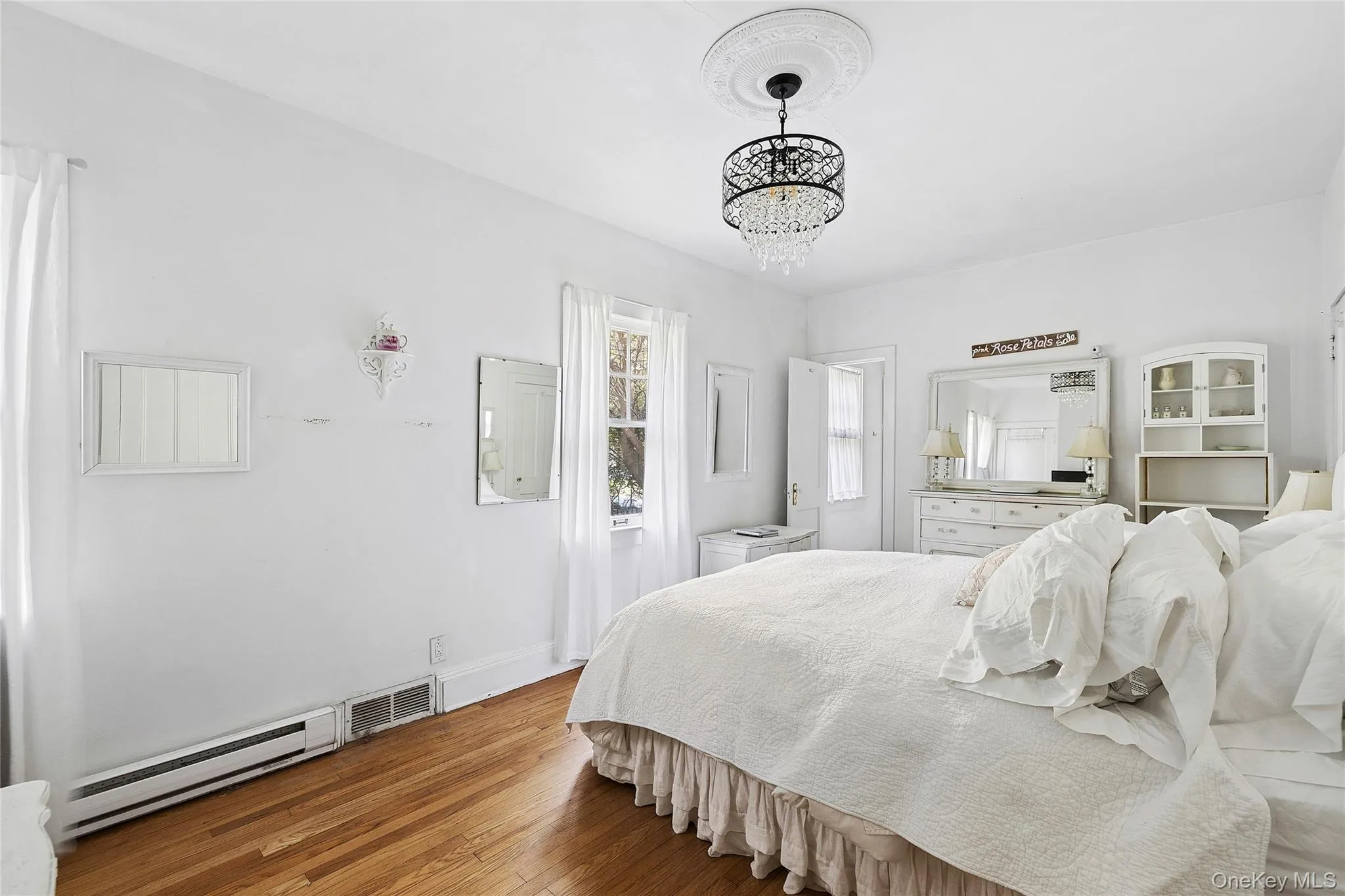 Main Level Primary Suite with Full Ensuite Main Level Primary Suite with Full Ensuite