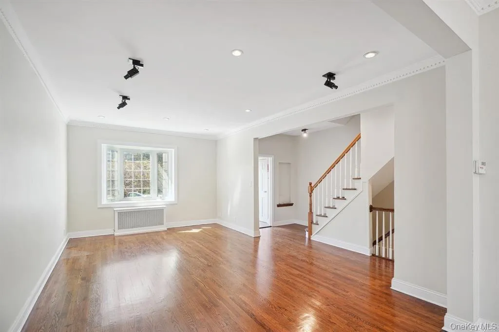 175-03 Jewel Avenue, New York, NY, 3 Bedrooms Bedrooms, 6 Rooms Rooms,2 BathroomsBathrooms,Residential Lease,For Rent,Jewel,0,995009 175-03 Jewel Avenue, New York, NY, 3 Bedrooms Bedrooms, 6 Rooms Rooms,2 BathroomsBathrooms,Residential Lease,For Rent,Jewel,0,995009