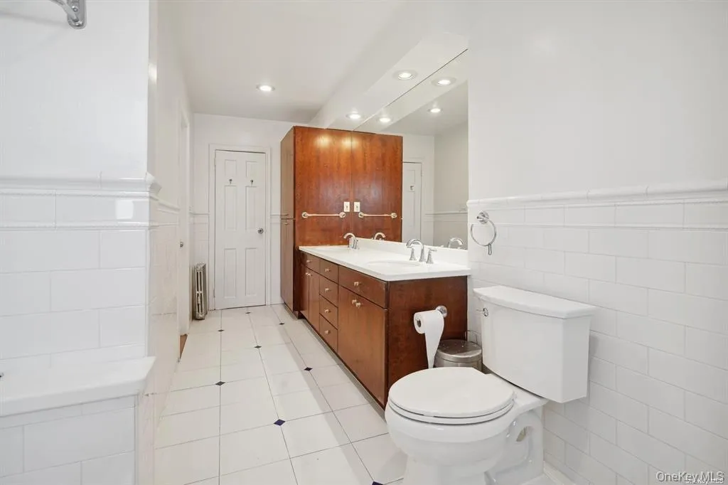 175-03 Jewel Avenue, New York, NY, 3 Bedrooms Bedrooms, 6 Rooms Rooms,2 BathroomsBathrooms,Residential Lease,For Rent,Jewel,0,995009 175-03 Jewel Avenue, New York, NY, 3 Bedrooms Bedrooms, 6 Rooms Rooms,2 BathroomsBathrooms,Residential Lease,For Rent,Jewel,0,995009