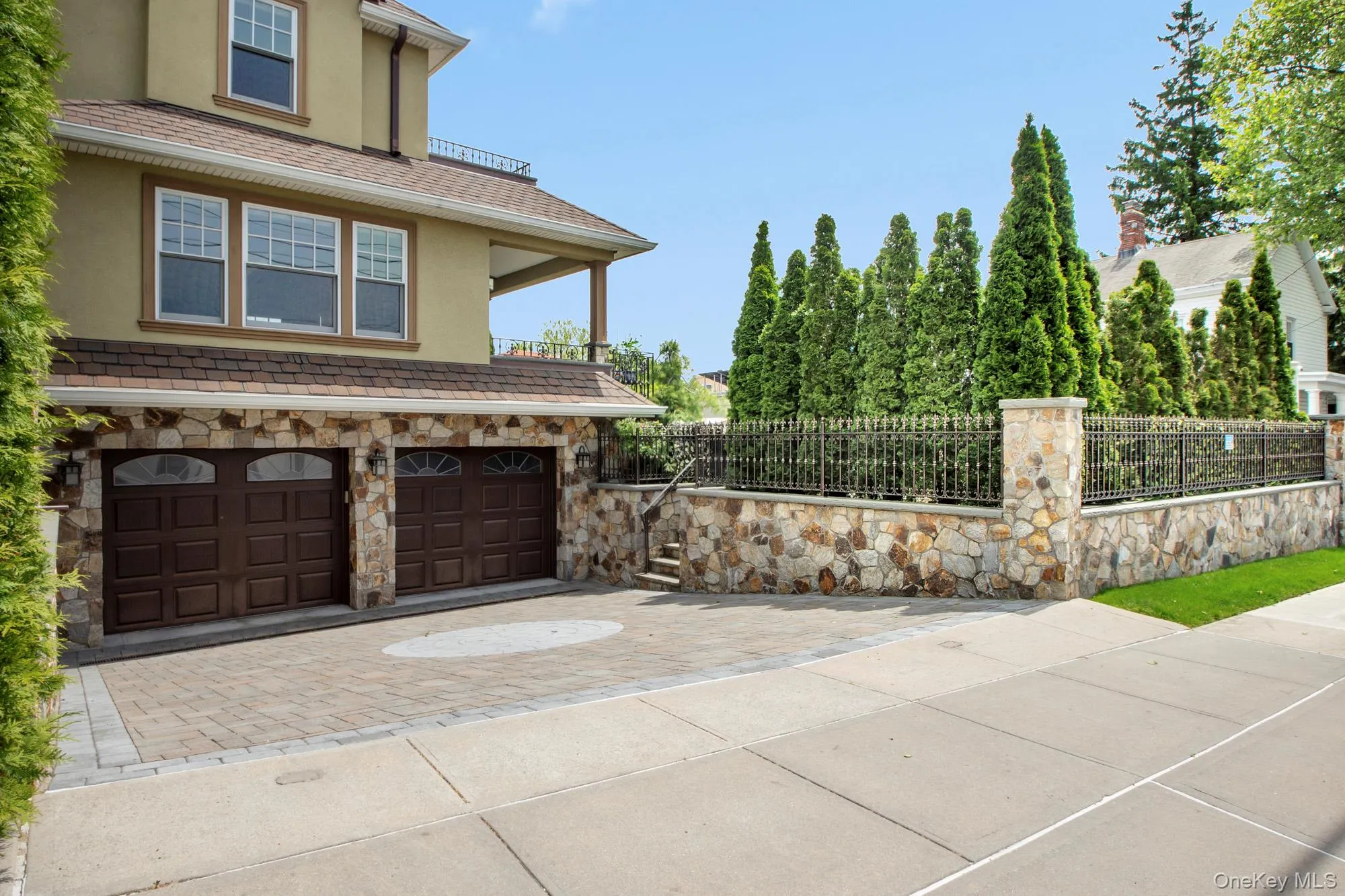 Large private driveway, residence has 2 driveways Large private driveway, residence has 2 driveways