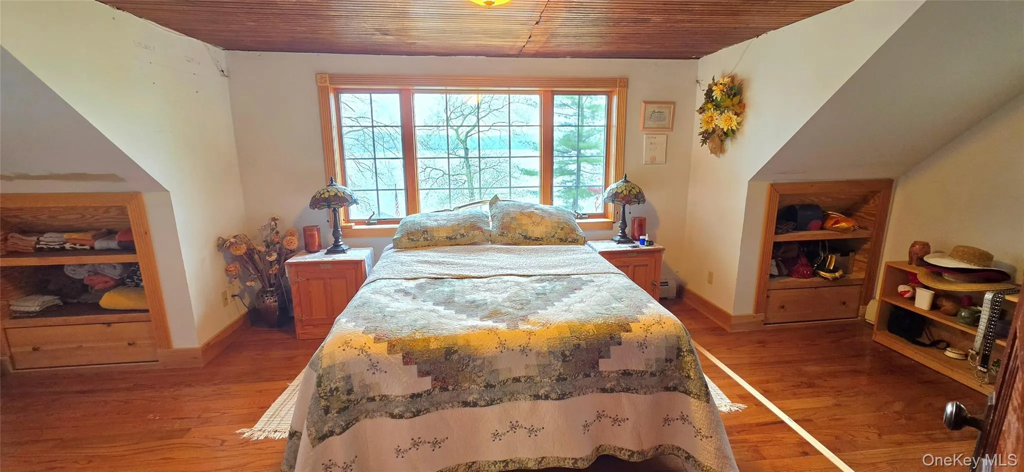 Main Bedroom overlooking the lake Main Bedroom overlooking the lake