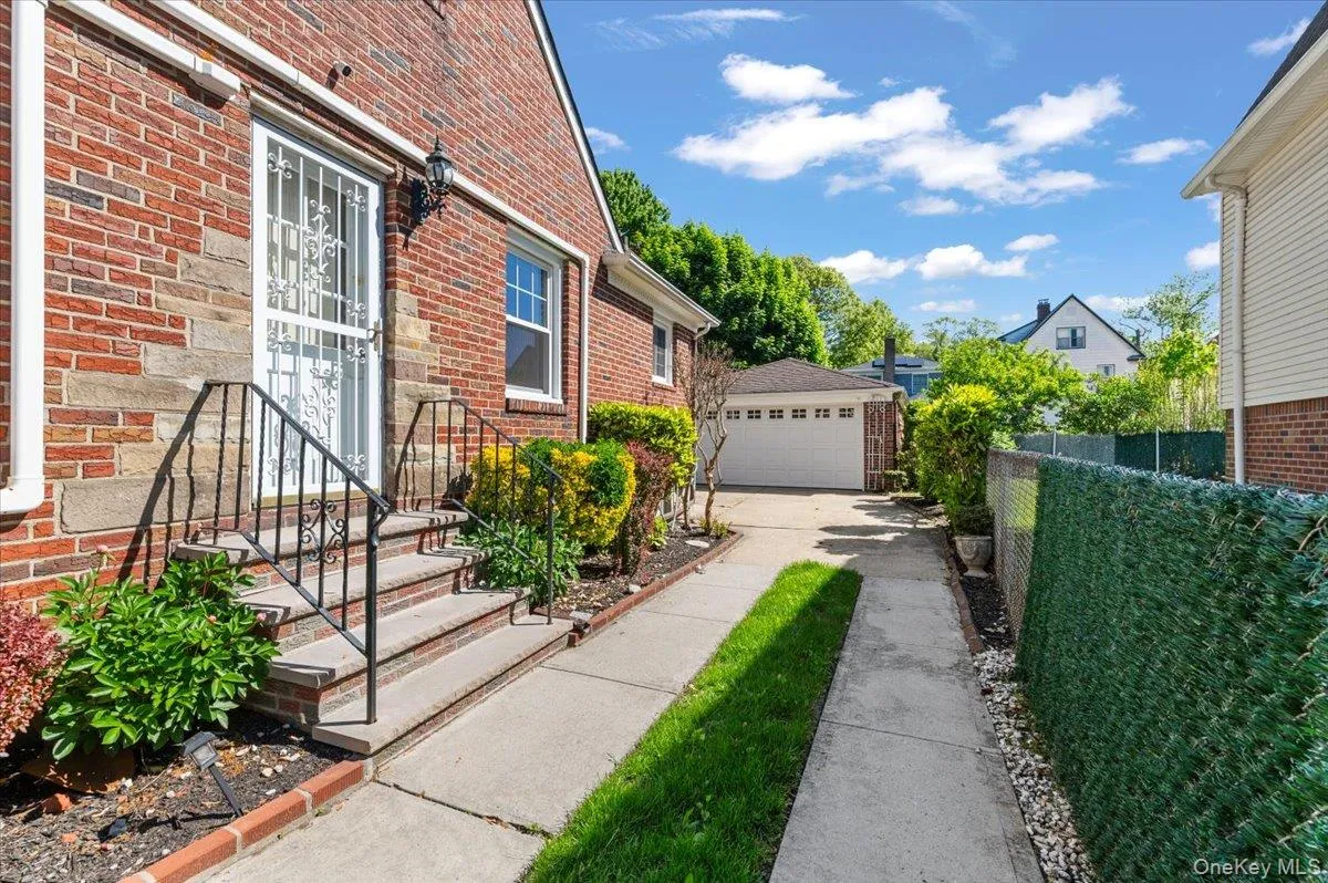 183-41 Dalny Road, New York, NY, 5 Bedrooms Bedrooms, 10 Rooms Rooms,3 BathroomsBathrooms,Residential,For Rent,Dalny,0,995096 183-41 Dalny Road, New York, NY, 5 Bedrooms Bedrooms, 10 Rooms Rooms,3 BathroomsBathrooms,Residential,For Rent,Dalny,0,995096