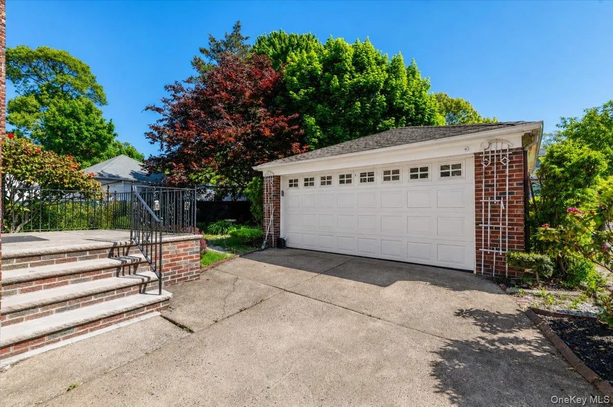 183-41 Dalny Road, New York, NY, 5 Bedrooms Bedrooms, 10 Rooms Rooms,3 BathroomsBathrooms,Residential,For Rent,Dalny,0,995096 183-41 Dalny Road, New York, NY, 5 Bedrooms Bedrooms, 10 Rooms Rooms,3 BathroomsBathrooms,Residential,For Rent,Dalny,0,995096