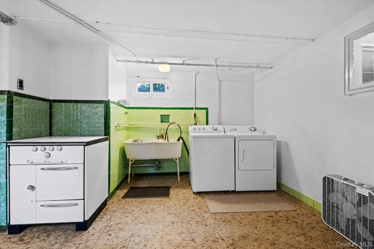 183-41 Dalny Road, New York, NY, 5 Bedrooms Bedrooms, 10 Rooms Rooms,3 BathroomsBathrooms,Residential,For Rent,Dalny,0,995096 183-41 Dalny Road, New York, NY, 5 Bedrooms Bedrooms, 10 Rooms Rooms,3 BathroomsBathrooms,Residential,For Rent,Dalny,0,995096