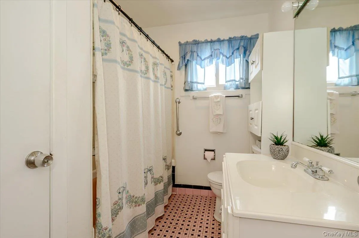 18 Kelly Place, Babylon, NY, 3 Bedrooms Bedrooms, 6 Rooms Rooms,1 BathroomBathrooms,Residential,For Rent,Kelly,0,KEY995110 18 Kelly Place, Babylon, NY, 3 Bedrooms Bedrooms, 6 Rooms Rooms,1 BathroomBathrooms,Residential,For Rent,Kelly,0,KEY995110