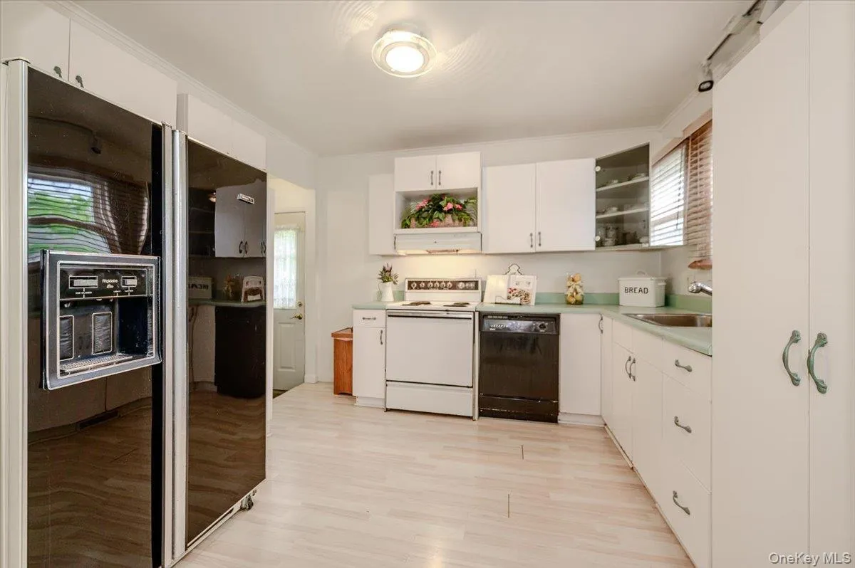 18 Kelly Place, Babylon, NY, 3 Bedrooms Bedrooms, 6 Rooms Rooms,1 BathroomBathrooms,Residential,For Rent,Kelly,0,KEY995110 18 Kelly Place, Babylon, NY, 3 Bedrooms Bedrooms, 6 Rooms Rooms,1 BathroomBathrooms,Residential,For Rent,Kelly,0,KEY995110