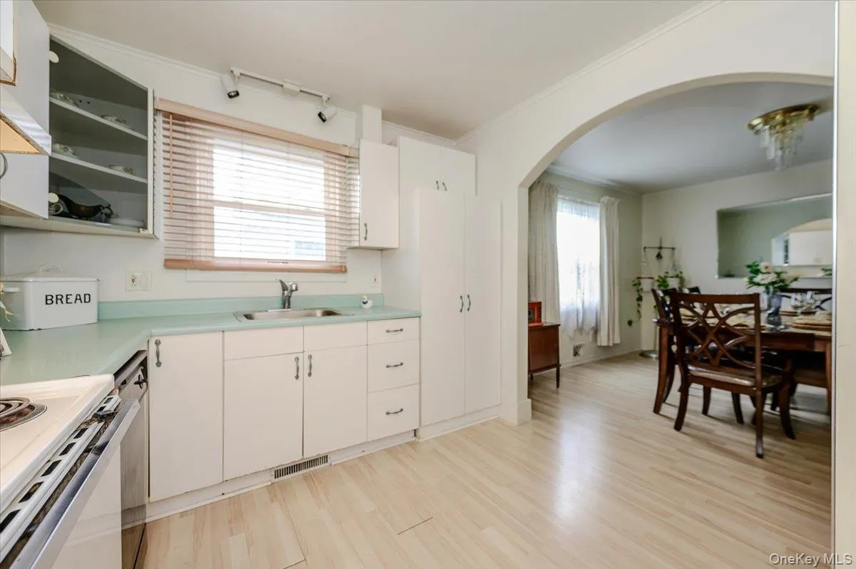 18 Kelly Place, Babylon, NY, 3 Bedrooms Bedrooms, 6 Rooms Rooms,1 BathroomBathrooms,Residential,For Rent,Kelly,0,KEY995110 18 Kelly Place, Babylon, NY, 3 Bedrooms Bedrooms, 6 Rooms Rooms,1 BathroomBathrooms,Residential,For Rent,Kelly,0,KEY995110