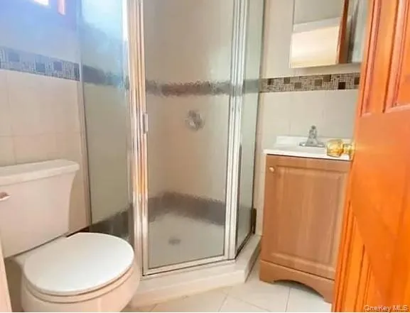 4033 191st Street, New York, NY, 3 Bedrooms Bedrooms, 5 Rooms Rooms,2 BathroomsBathrooms,Residential Lease,For Rent,191st,0,995160 4033 191st Street, New York, NY, 3 Bedrooms Bedrooms, 5 Rooms Rooms,2 BathroomsBathrooms,Residential Lease,For Rent,191st,0,995160