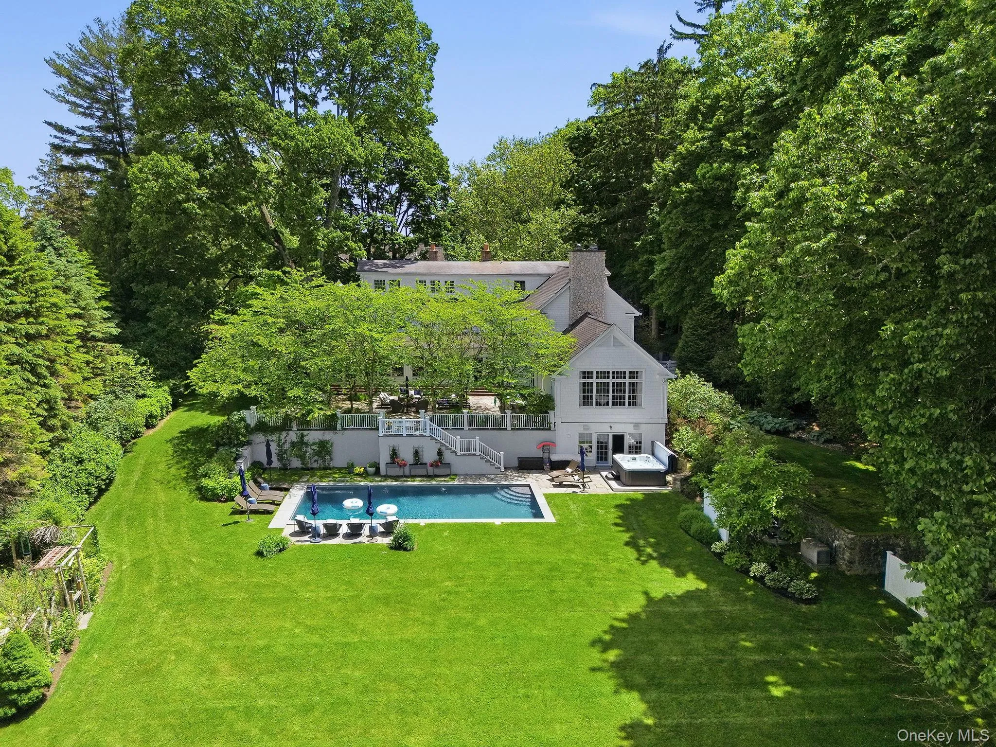 Backyard w/pool Backyard w/pool
