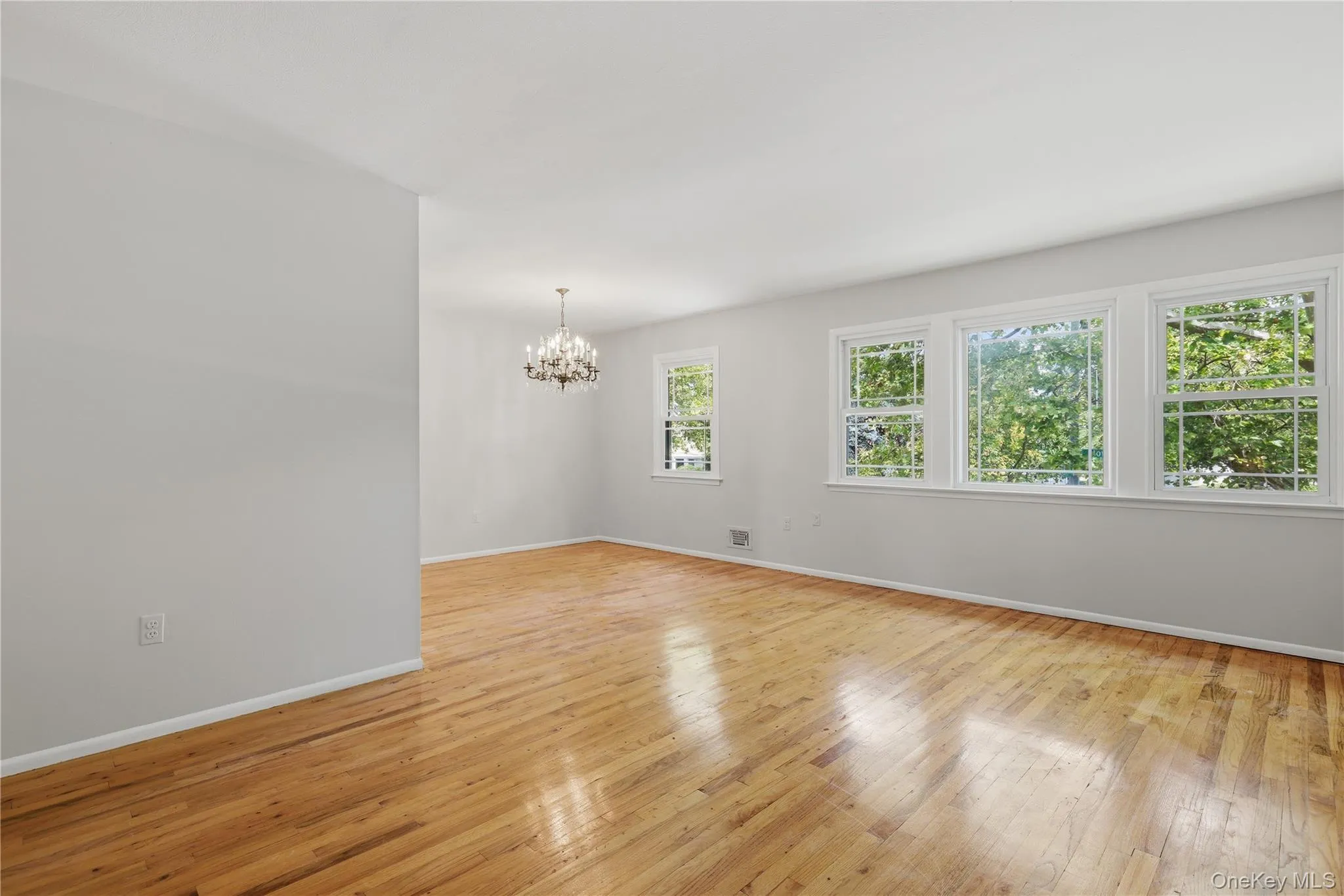 57-04 Cloverdale Boulevard, New York, NY, 3 Bedrooms Bedrooms, 7 Rooms Rooms,2 BathroomsBathrooms,Residential Lease,For Rent,Cloverdale,0,995195 57-04 Cloverdale Boulevard, New York, NY, 3 Bedrooms Bedrooms, 7 Rooms Rooms,2 BathroomsBathrooms,Residential Lease,For Rent,Cloverdale,0,995195