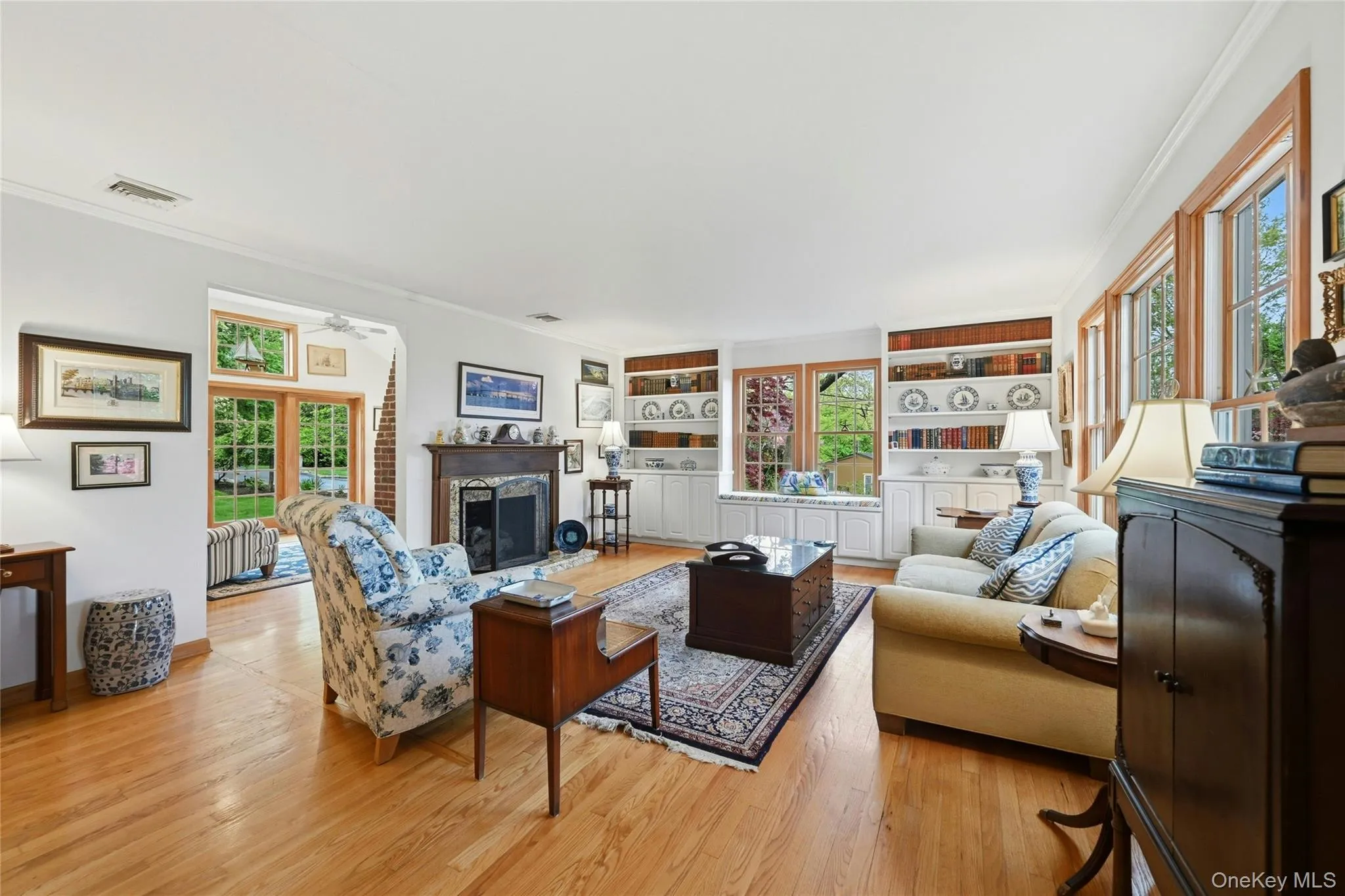 Over sized living room with built ins Over sized living room with built ins