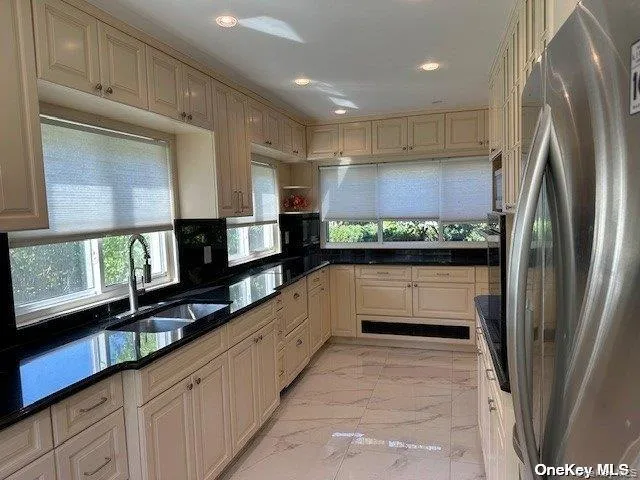 EAT-IN-KITCHEN EAT-IN-KITCHEN